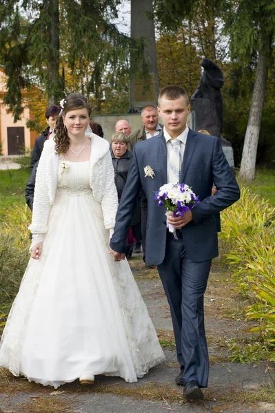 Bridal couple walks in autumn — Stock Photo, Image