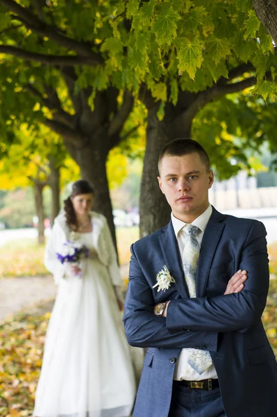 The groom and the bride on walk in autumn park — Stock Photo, Image