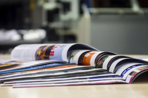 Περιοδικό απλωμένο στο γραφείο, στο παρασκήνιο και στο γραφείο υποδοχής — Φωτογραφία Αρχείου