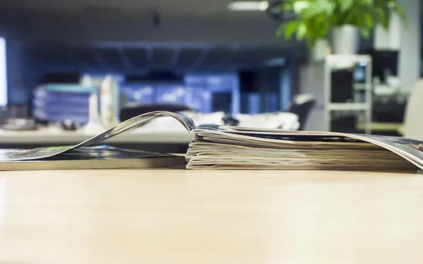 Revista extendida en la oficina, en el fondo y la oficina de recepción — Foto de Stock