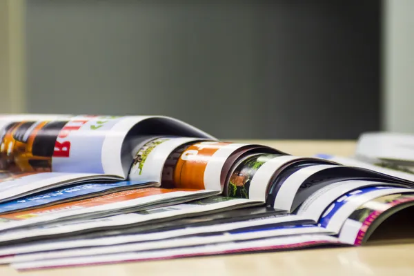 Dergi ofiste, arka planda ve resepsiyonda yayınlandı.