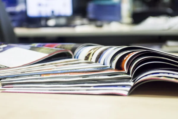 Magazine verspreid in het kantoor, op de achtergrond en bij de receptie — Stockfoto