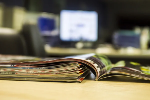 Magazine verspreid in het kantoor, op de achtergrond en bij de receptie — Stockfoto