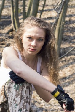 Otomatik saldırı tüfeği tutan güzel genç kadın