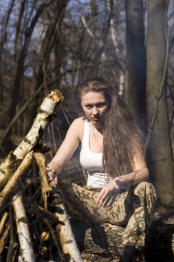 Otomatik saldırı tüfeği tutan güzel genç kadın