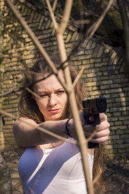 Otomatik saldırı tüfeği tutan güzel genç kadın