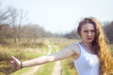 Otomatik saldırı tüfeği tutan güzel genç kadın