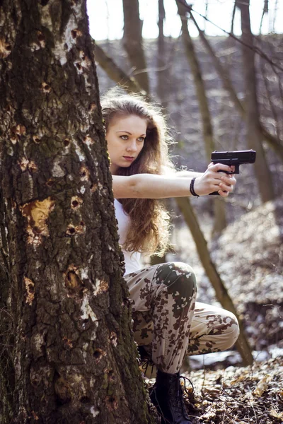 Belle jeune femme tenant un fusil d'assaut automatique — Photo