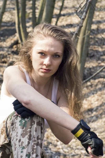 Beautiful young woman holding an automatic assault rifle — Stock Photo, Image