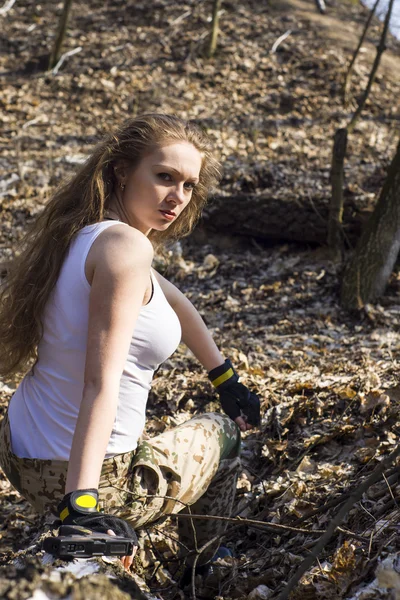 Belle jeune femme tenant un fusil d'assaut automatique — Photo