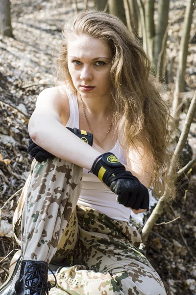 Beautiful young woman holding an automatic assault rifle — Stock Photo, Image