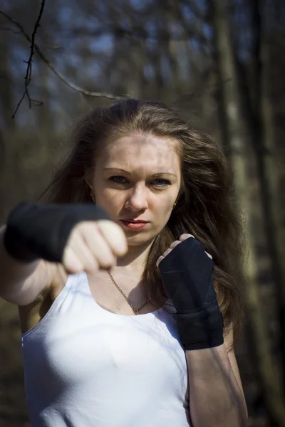 Mooie jonge vrouw met een automatische Aanvalsgeweer — Stockfoto