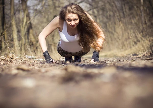 Schöne junge Frau mit automatischem Sturmgewehr — Stockfoto