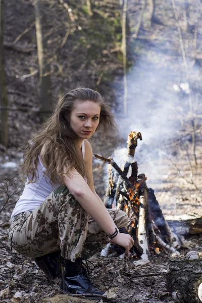 Bella giovane donna con un fucile d'assalto automatico — Foto Stock