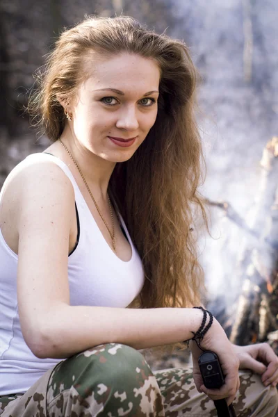 Beautiful young woman holding an automatic assault rifle — Stock Photo, Image