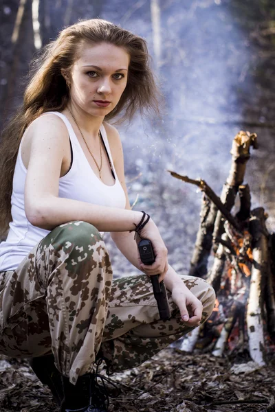 Beautiful young woman holding an automatic assault rifle — Stock Photo, Image