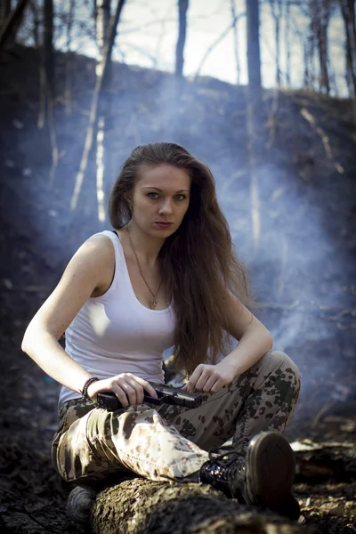 自動アサルトライフルを保持している美しい若い女性 — ストック写真