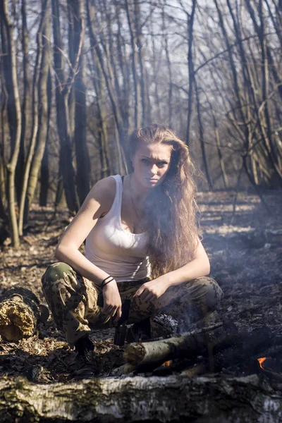 Beautiful young woman holding an automatic assault rifle — Stock Photo, Image