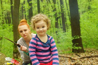 Annem yemek yiyen ve kızını ızgara ızgara et yemeyi öğrenir
