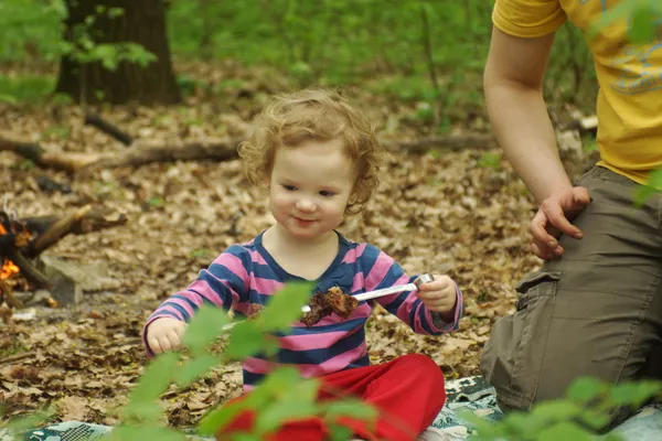 Maman mange et apprend à manger de la viande grillée sur le gril sa fille — Photo