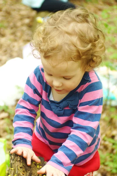 Schattig klein meisje in het park — Stockfoto