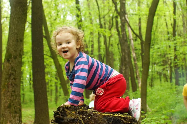 Carina bambina nel parco — Foto Stock