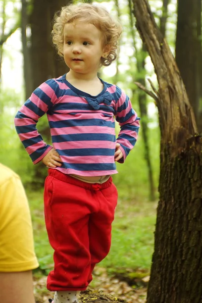 Carina bambina nel parco — Foto Stock