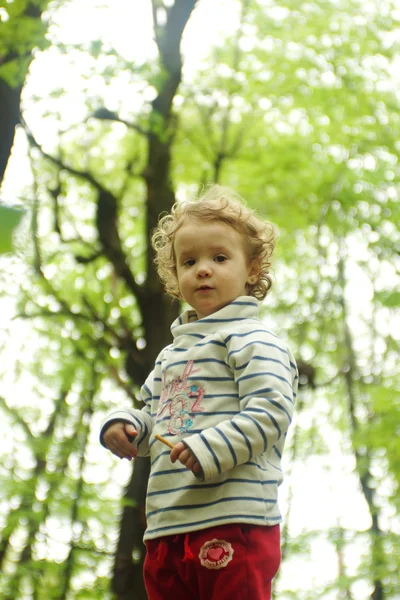 Petite fille mignonne dans le parc — Photo