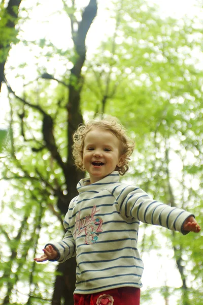 Schattig klein meisje in het park — Stockfoto