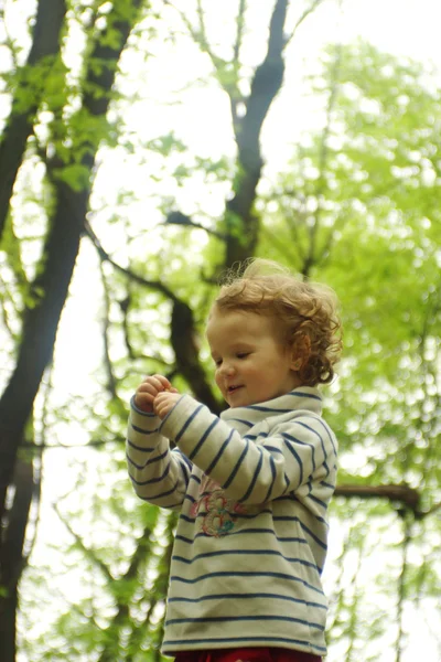 Schattig klein meisje in het park — Stockfoto