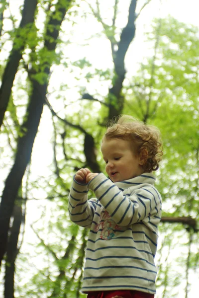 Carina bambina nel parco — Foto Stock