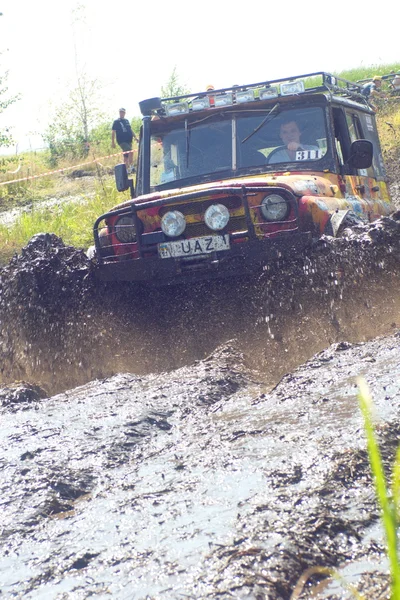 26 de julio Tolokun. Kiev region, Ukraine.9 OFF-ROAD-FREE-FEST 2014.Offroad Free Fest - evento brillante, extremo y único en el mundo del automóvil Europa . — Foto de Stock