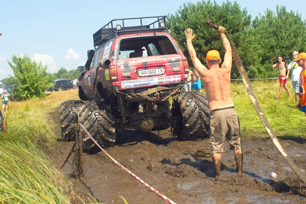 26 de Julho Tolokun. Kiev region, Ukraine.9 OFF-ROAD-FREE-FEST 2014.Offroad Free Fest - evento brilhante, extremo e único no mundo automotivo Europa . — Fotografia de Stock