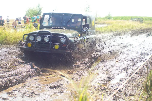 26 de julio Tolokun. Kiev region, Ukraine.9 OFF-ROAD-FREE-FEST 2014.Offroad Free Fest - evento brillante, extremo y único en el mundo del automóvil Europa . — Foto de Stock