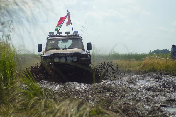 July 26 Tolokun. Kiev region, Ukraine.9 OFF-ROAD-FREE-FEST 2014.Offroad Free Fest - bright, extreme and unique event in the automotive world Europe. — Stock Photo, Image