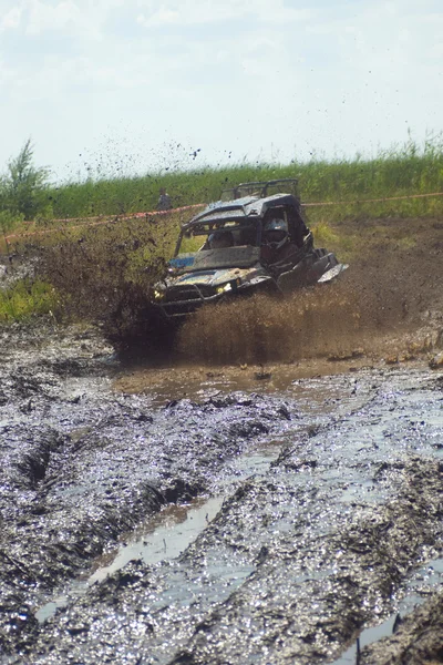 26 luglio Tolokun. Regione di Kiev, Ucraina.9 OFF-ROAD-FREE-FEST 2014 Offroad Free Fest - evento luminoso, estremo e unico nel mondo automobilistico Europa . — Foto Stock