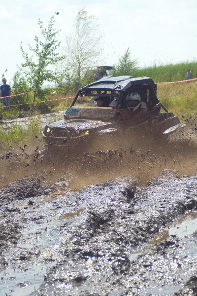 26 luglio Tolokun. Regione di Kiev, Ucraina.9 OFF-ROAD-FREE-FEST 2014 Offroad Free Fest - evento luminoso, estremo e unico nel mondo automobilistico Europa . — Foto Stock