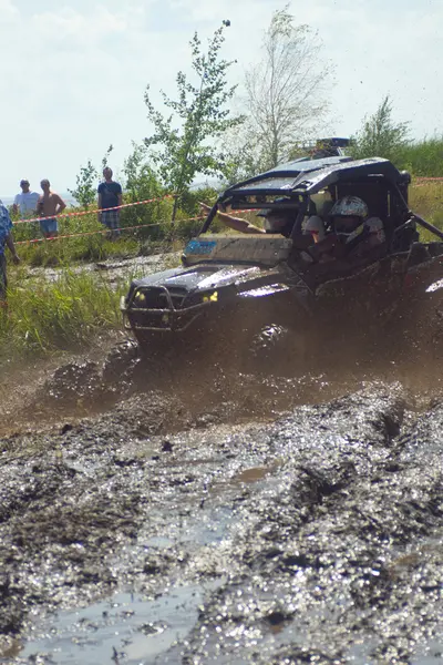 26 de Julho Tolokun. Kiev region, Ukraine.9 OFF-ROAD-FREE-FEST 2014.Offroad Free Fest - evento brilhante, extremo e único no mundo automotivo Europa . — Fotografia de Stock