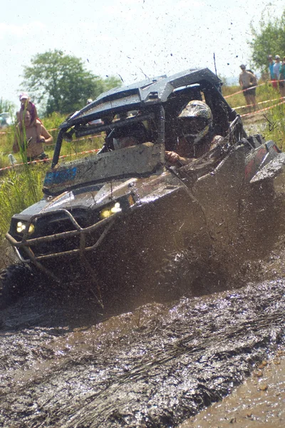 26 Juli Tolokun. Kiev region, Ukraine.9 OFF-ROAD-FREE-FEST 2014.Offroad Free Fest - bright, extreme and unique event in the automotive world Europe . — Stok Foto