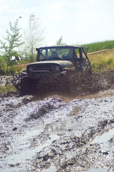 26 juillet Tolokun. Kiev region, Ukraine.9 OFF-ROAD-FREE-FEST 2014.Offroad Free Fest - événement lumineux, extrême et unique dans le monde de l'automobile Europe . — Photo