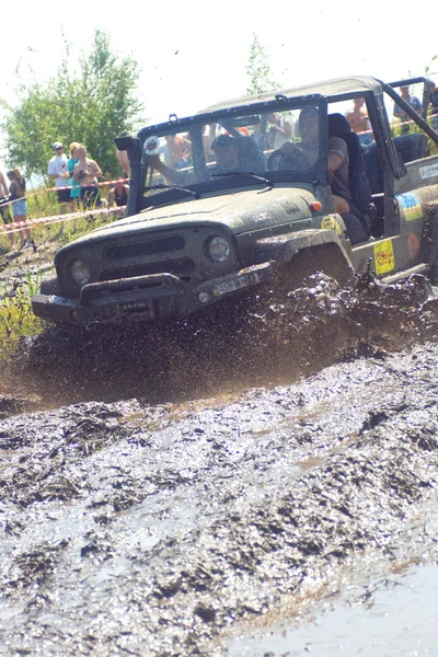 26 Juli Tolokun. Kiev region, Ukraine.9 OFF-ROAD-FREE-FEST 2014.Offroad Free Fest - bright, extreme and unique event in the automotive world Europe . — Stok Foto