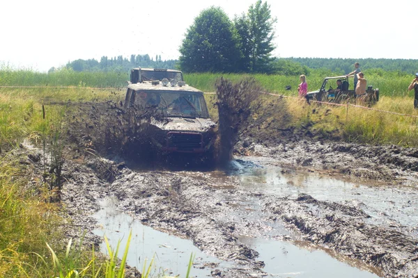 July 26 Tolokun. Kiev region, Ukraine.9 OFF-ROAD-FREE-FEST 2014.Offroad Free Fest - bright, extreme and unique event in the automotive world Europe. — Stock Photo, Image