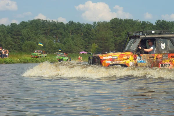 26 luglio Tolokun. Regione di Kiev, Ucraina.9 OFF-ROAD-FREE-FEST 2014 Offroad Free Fest - evento luminoso, estremo e unico nel mondo automobilistico Europa . — Foto Stock