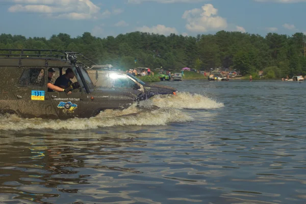 26 luglio Tolokun. Regione di Kiev, Ucraina.9 OFF-ROAD-FREE-FEST 2014 Offroad Free Fest - evento luminoso, estremo e unico nel mondo automobilistico Europa . — Foto Stock