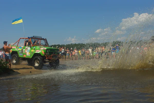 July 26 Tolokun. Kiev region, Ukraine.9 OFF-ROAD-FREE-FEST 2014.Offroad Free Fest - bright, extreme and unique event in the automotive world Europe. — Stock Photo, Image