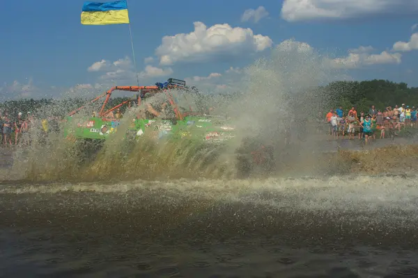 26 de julio Tolokun. Kiev region, Ukraine.9 OFF-ROAD-FREE-FEST 2014.Offroad Free Fest - evento brillante, extremo y único en el mundo del automóvil Europa . — Foto de Stock