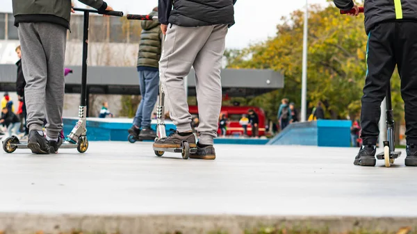 Mladí Kluci Jezdí Sportovním Hřišti Skútrech Bruslích Pouliční Sporty — Stock fotografie