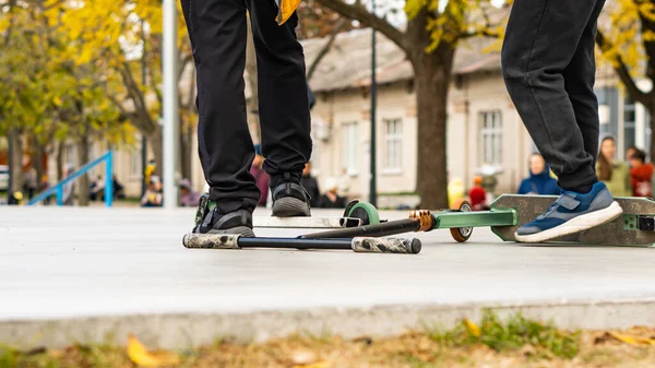 Jungen Fahren Auf Dem Sportplatz Auf Rollern Und Skates Straßensport — Stockfoto