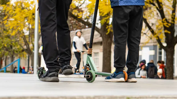 Les Jeunes Garçons Roulent Sur Terrain Sport Sur Des Scooters — Photo