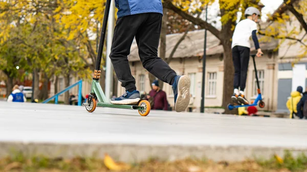 Jungen Fahren Auf Dem Sportplatz Auf Rollern Und Skates Straßensport — Stockfoto
